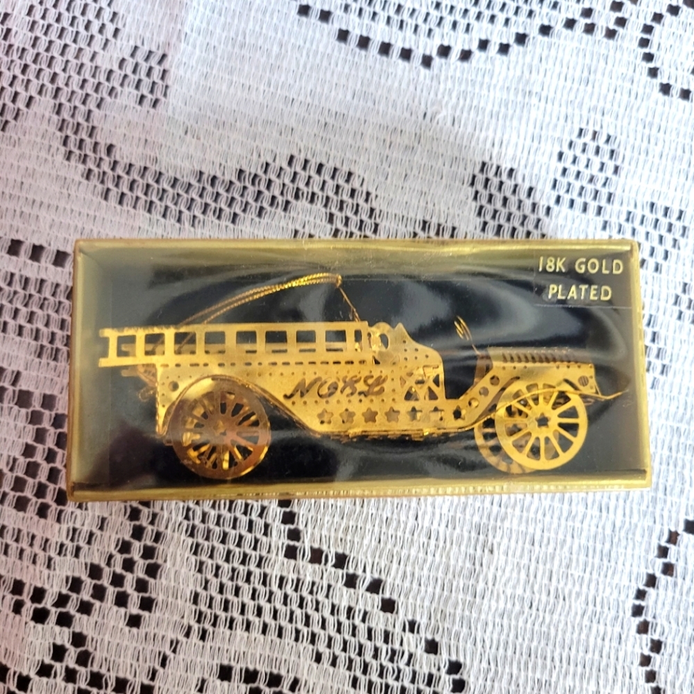 ❤️🩷❤️Vintage 1983 firetruck 18k gold Christmas ornament firefighter collectable